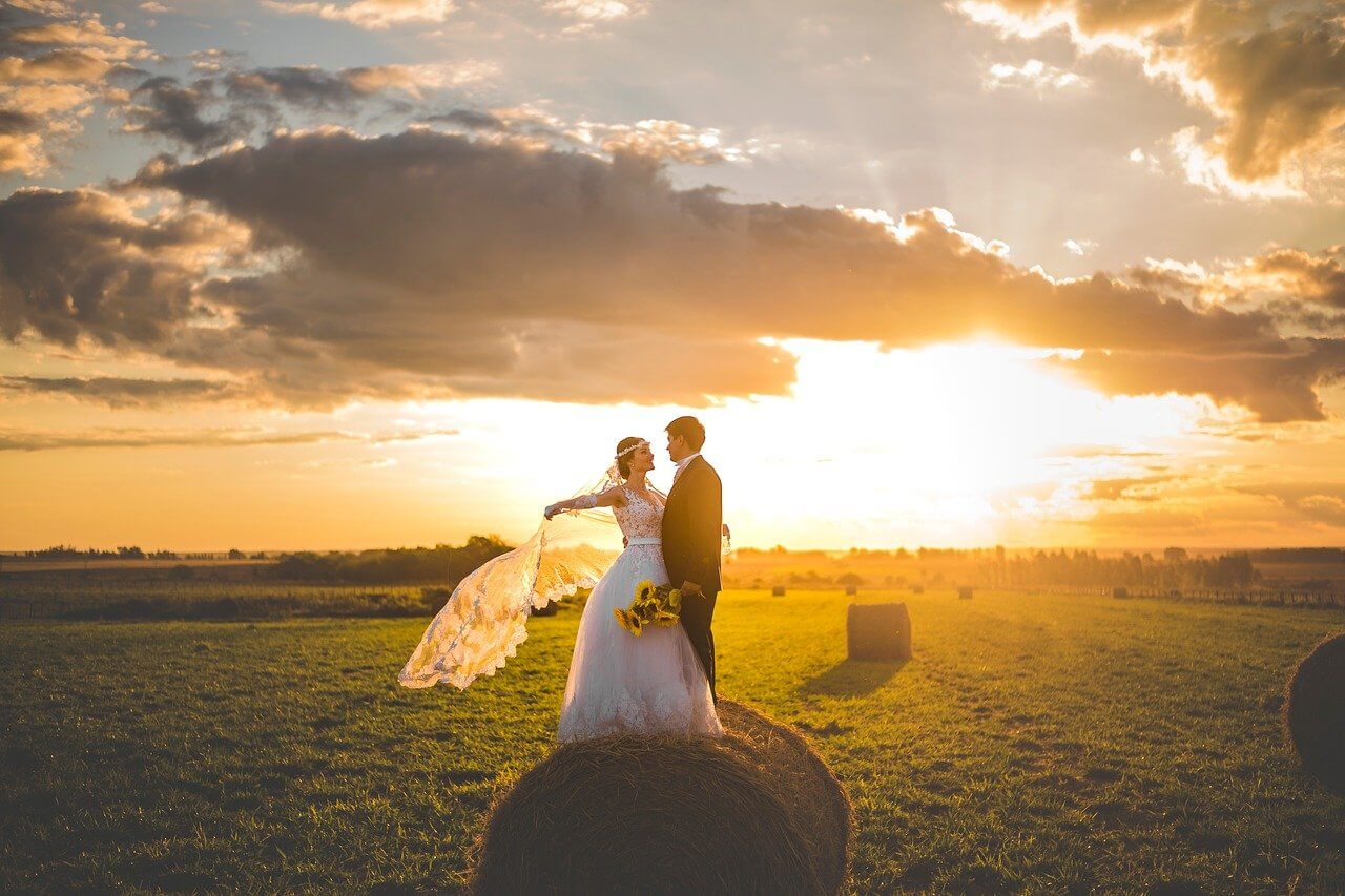 13 Fun Couple Photoshoot Poses | Wedding Photography | Wedding Blog